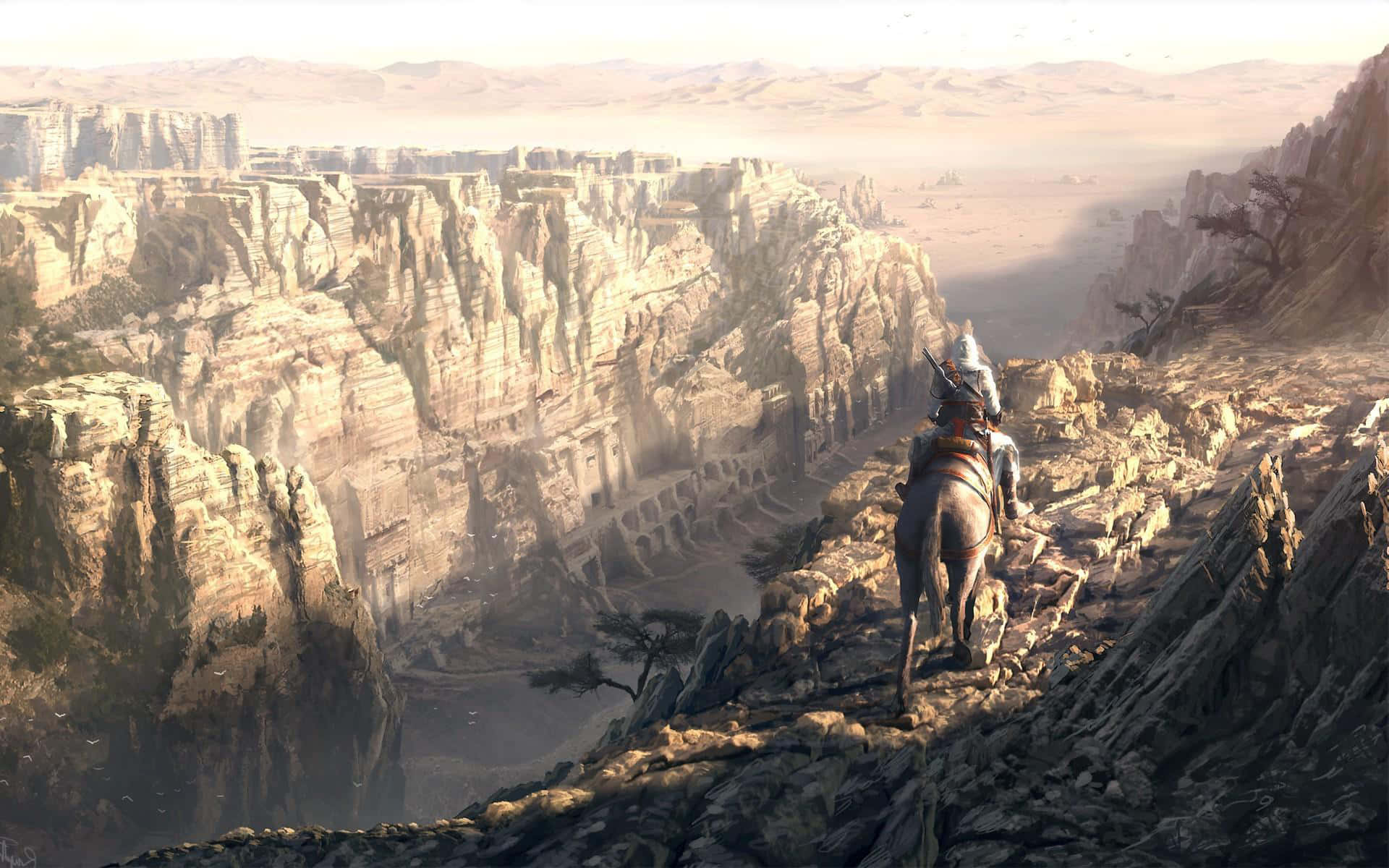Desmond Miles 桌布 壁紙 — 一位孤獨的騎手騎著馬，眺望著廣闊的陽光峽谷，層層疊疊的岩石結構和遠處的平頂山在朦朧的天空下。