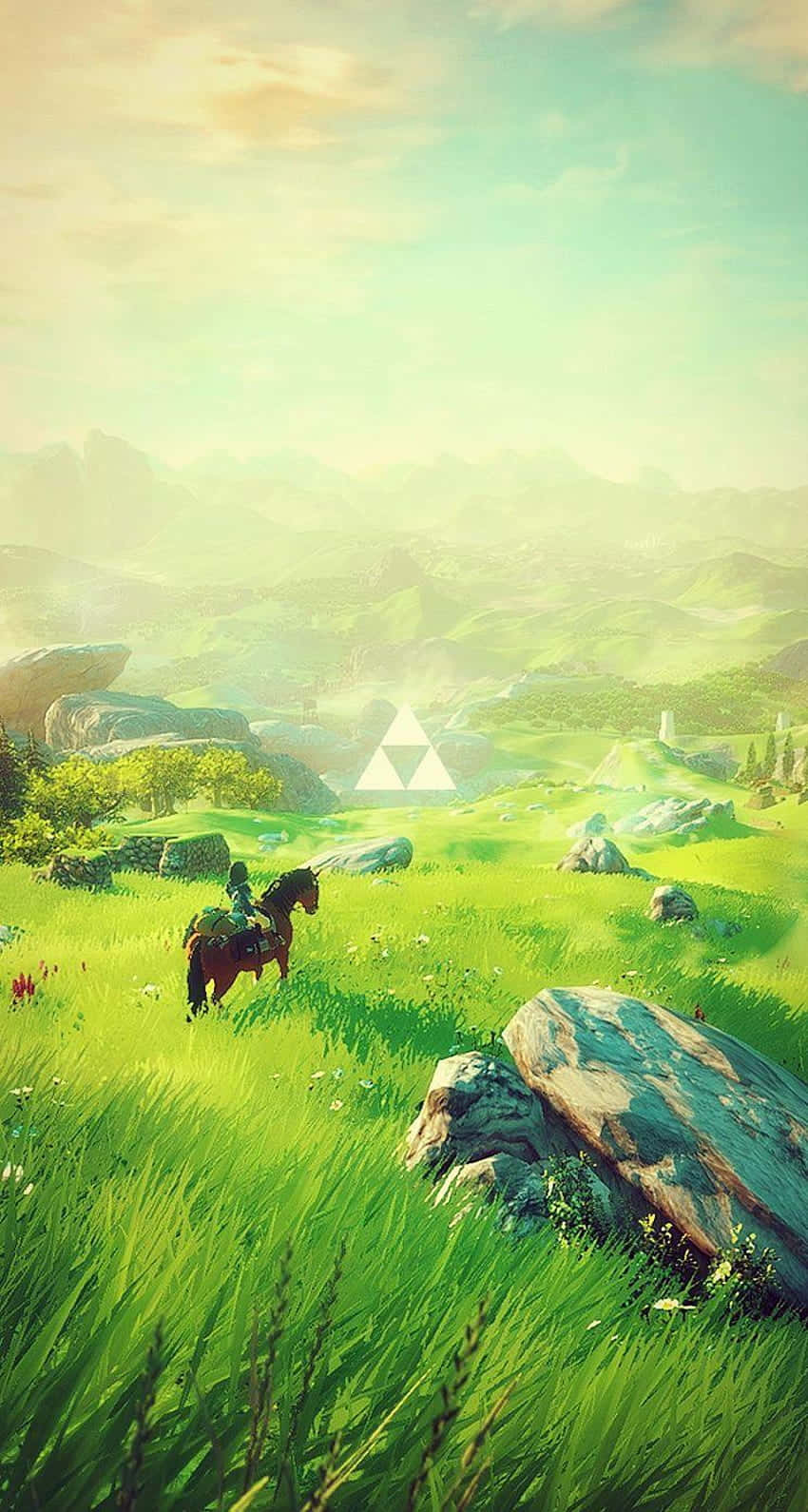 Botw 桌布 壁紙 — 一位孤獨的騎手騎著馬，穿越陽光照耀的草地，朝向迷霧奇幻景觀中遙遠的三角力量符號。