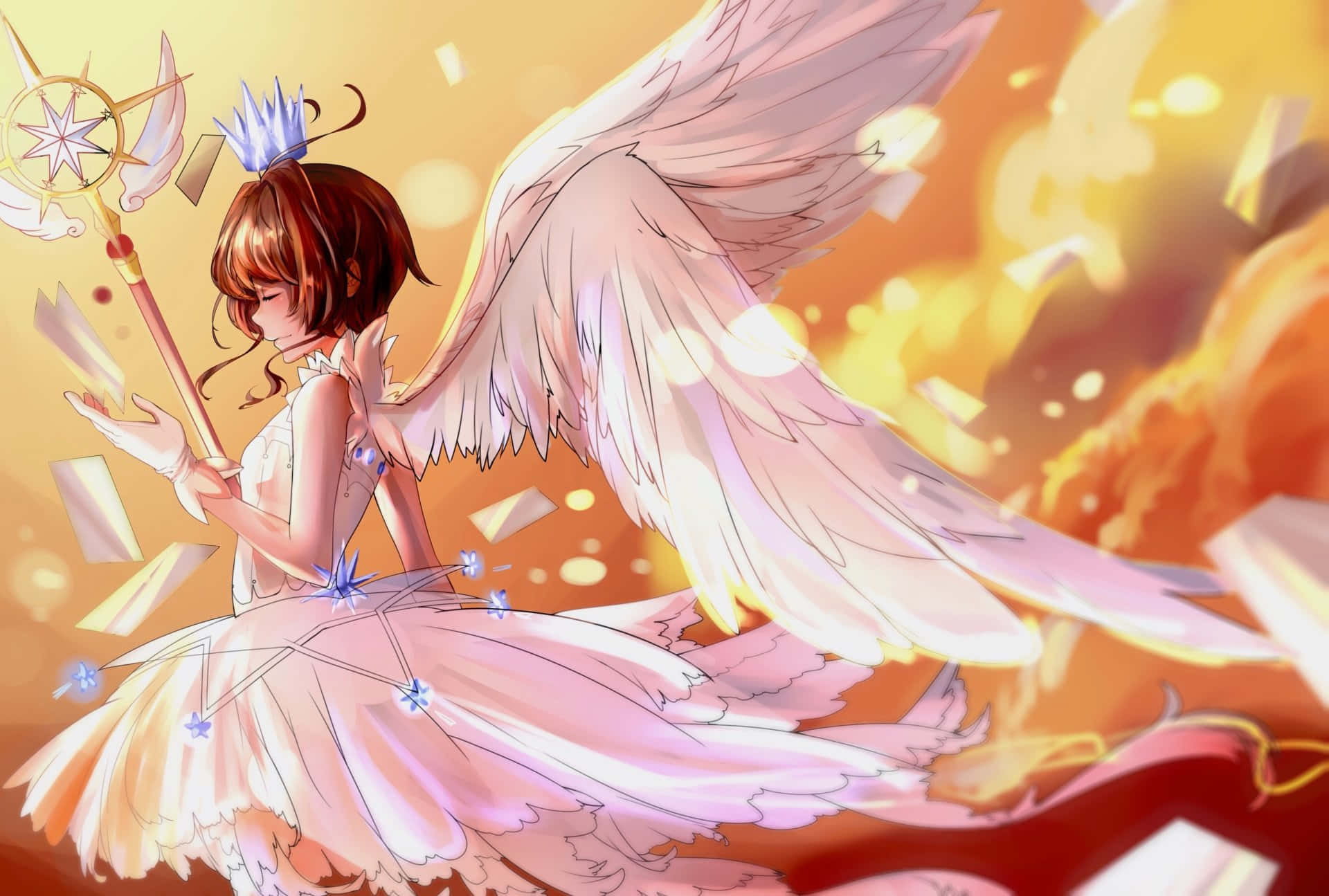 "Sakura in Flight with the Magical Elements" 壁紙 — 一位寧靜的動漫天使女孩，擁有白色翅膀和皇冠，在溫暖的金色背景下，輕輕漂浮在飄落的紙張之間。
