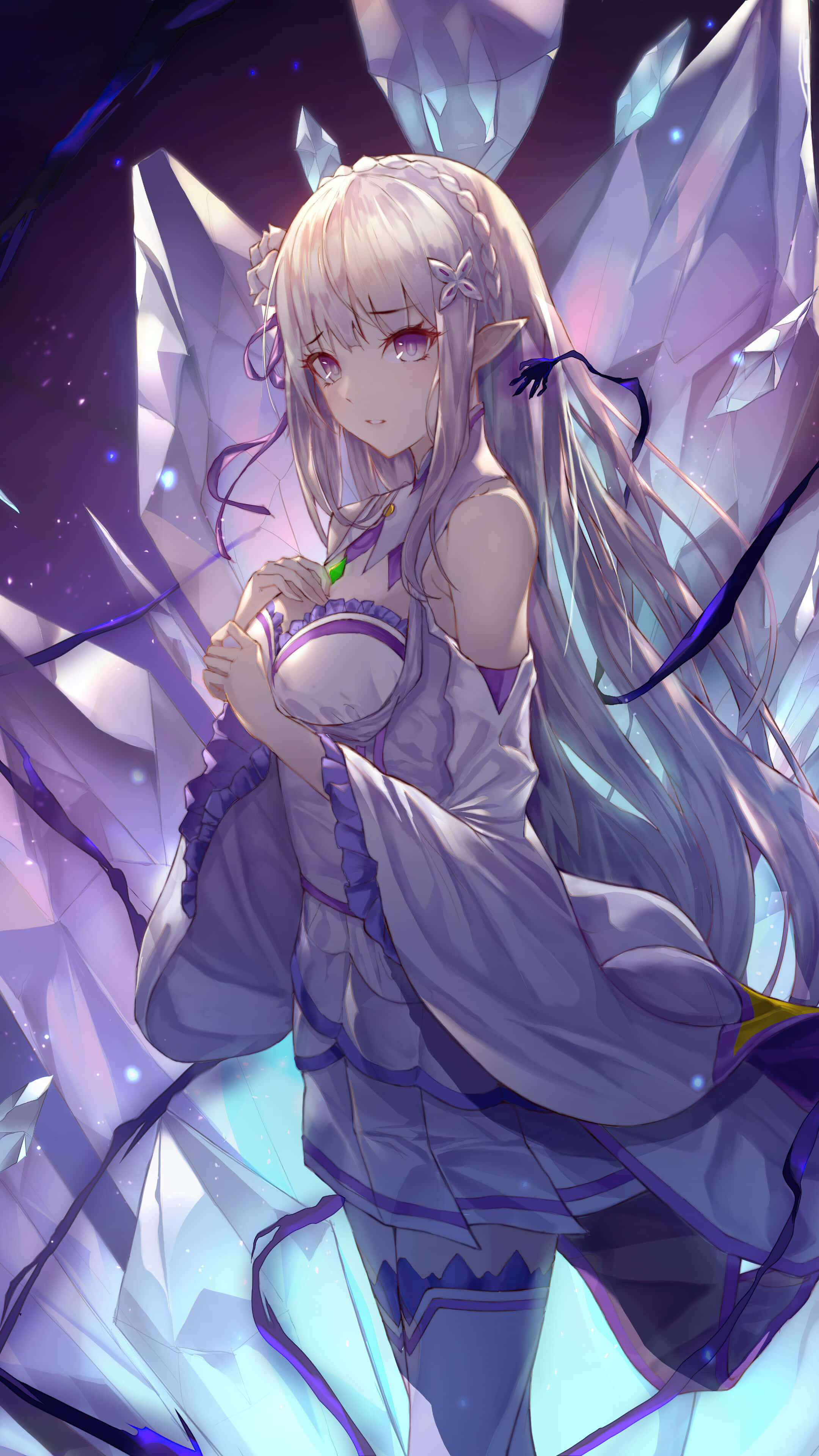 Re Zero Emilia 桌布 壁紙 — 一位寧靜的動漫女孩，擁有長長的銀色頭髮和紫色眼睛，站在神秘暮色環境中發光的晶體結構之間。