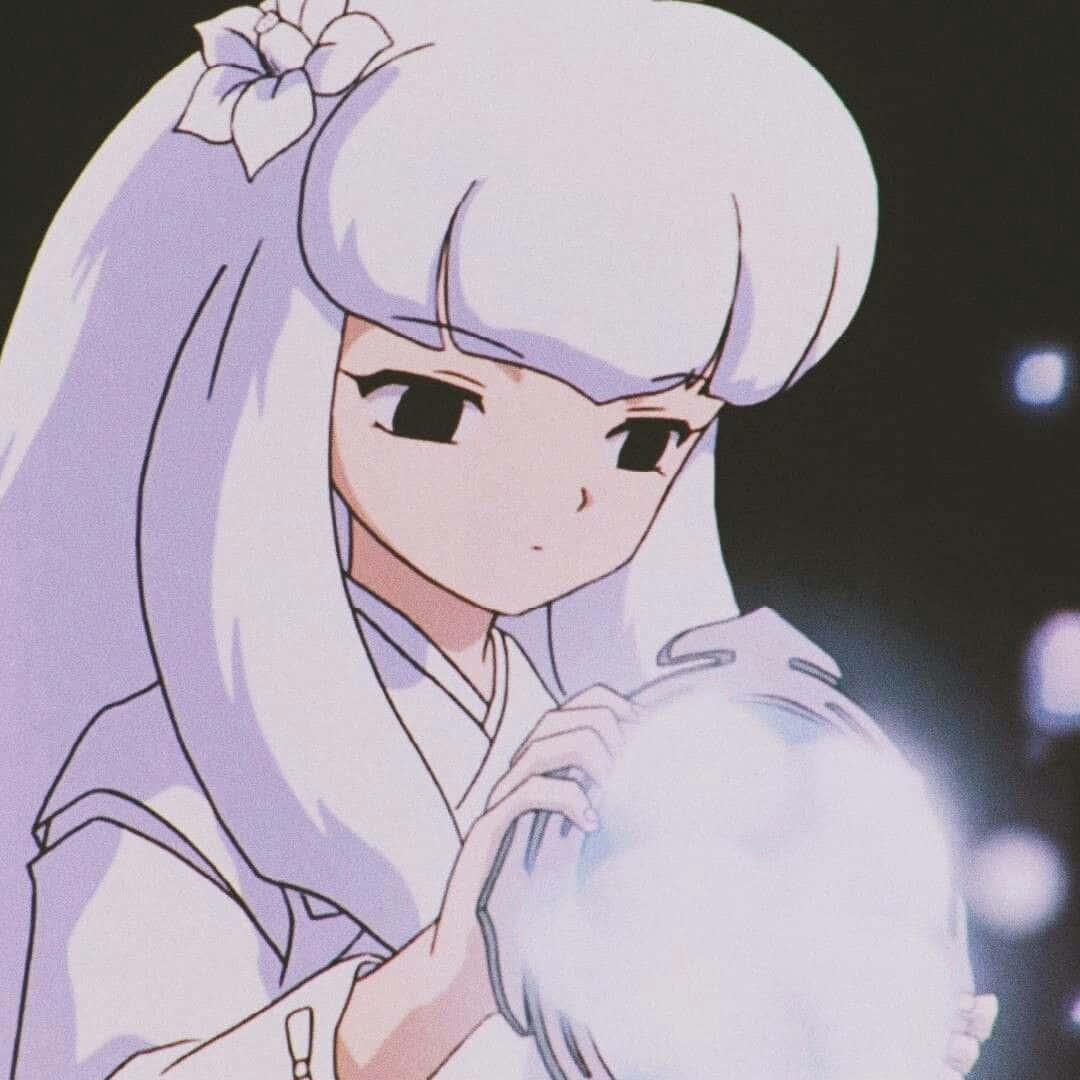 Inuyasha Kanna 桌布 壁紙 — 一位寧靜的動漫女孩，長長的白髮和蝴蝶結，在黑暗的星空背景下輕輕抱著一個發光的球體。