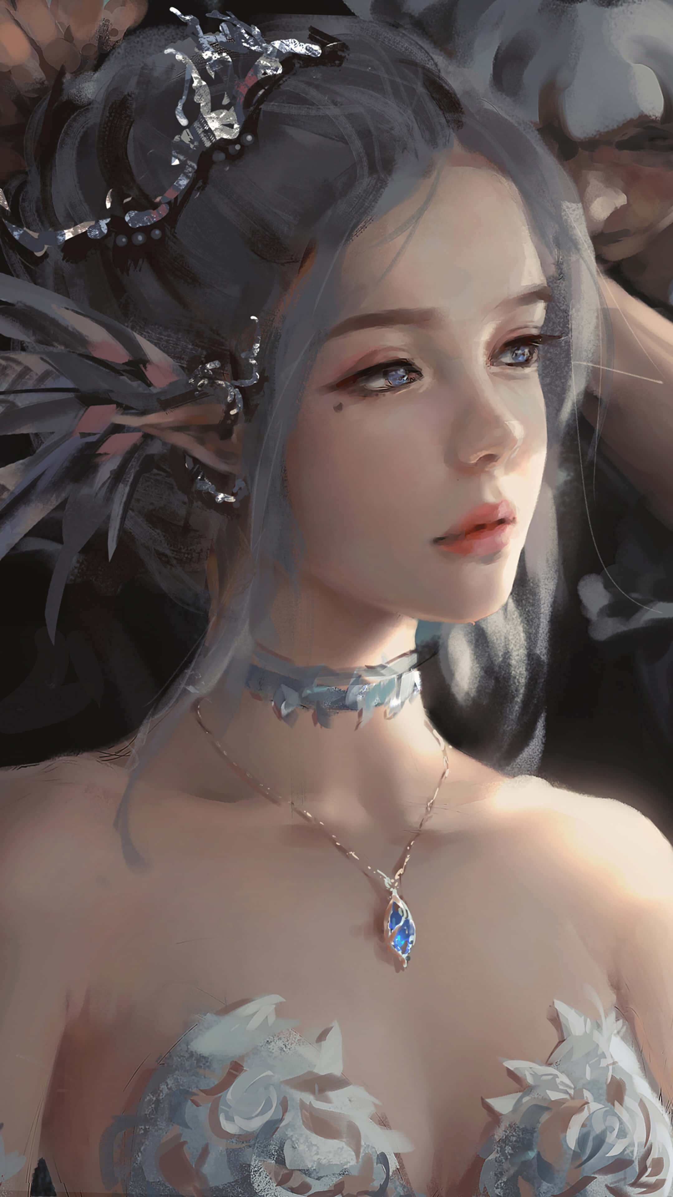 Beautiful Artistic 桌布 壁紙 — 一位寧靜的動漫風格女性，銀色頭髮，藍色眼睛，戴著鑲有寶石的頸鏈和花卉上衣，背景是黑暗煙霧彌漫。