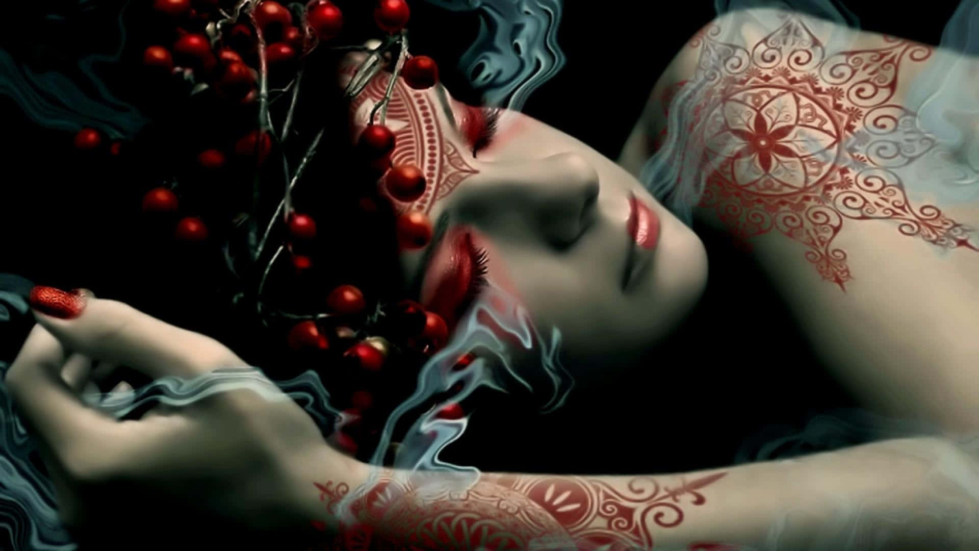 Halloween Tattoos 桌布 壁紙 — 一位寧靜的女子，帶有複雜的紅色指甲花圖案和紅色漿果，在黑暗背景中漂浮於旋轉的煙霧中。