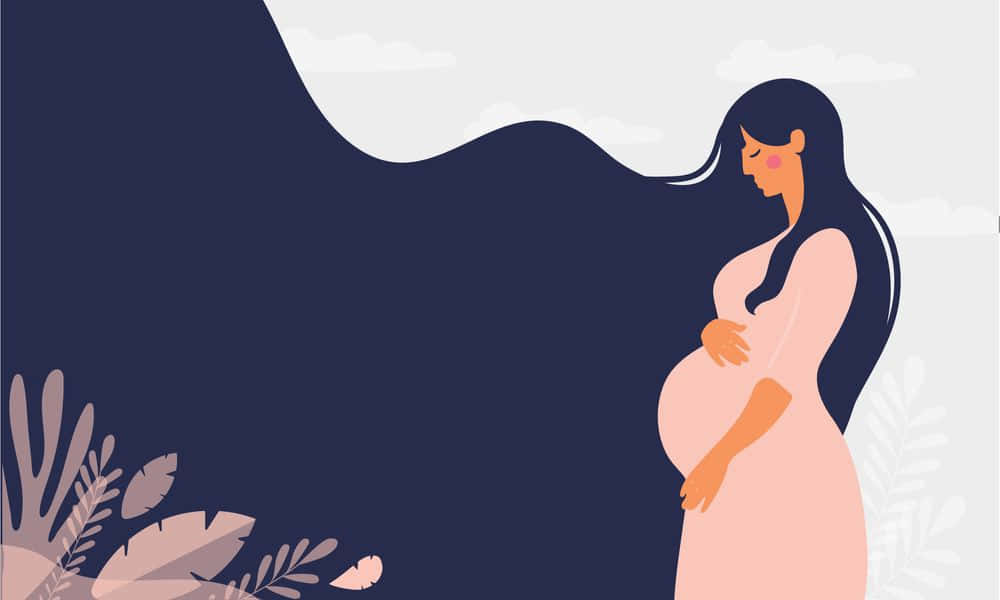 pregnancy 桌布 壁紙 — 一位寧靜的孕婦身穿柔軟的粉紅色連衣裙，在帶有微妙葉子圖案的平靜深藍色和白色背景上輕輕地抱著她的肚子。