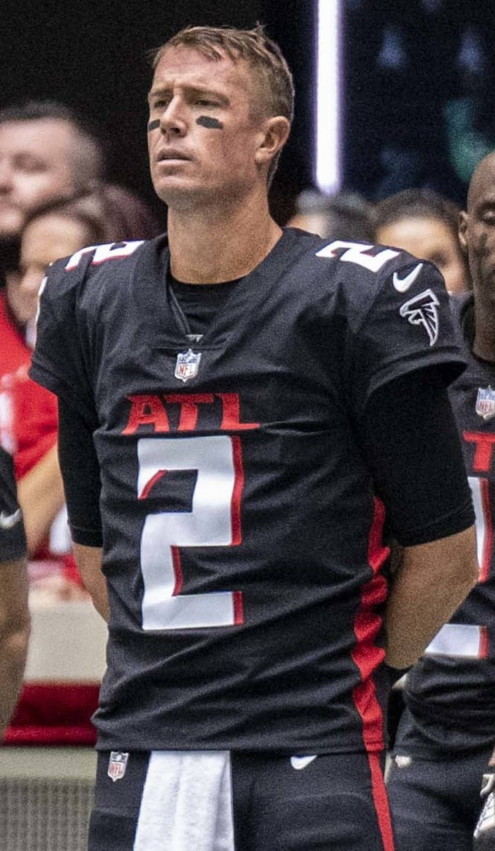 Matt Ryan 桌布 壁紙 — 一位專注的亞特蘭大獵鷹四分衛，身穿黑色二號球衣，在比賽中站在場上。
