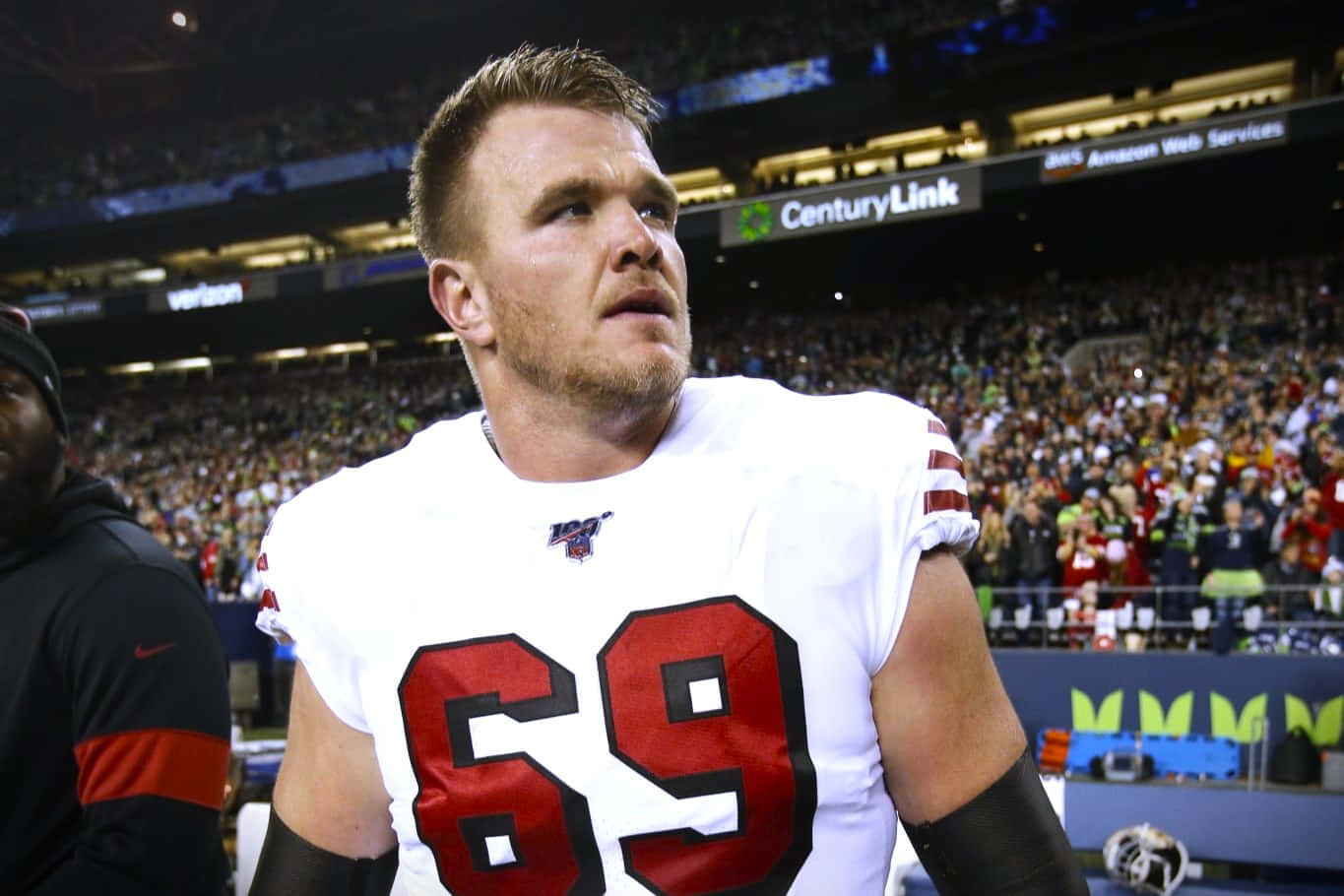 Mike Mcglinchey 桌布 壁紙 — 一位專注的足球員身穿69號球衣，在球場燈光下站在場上，身後是擠滿的人群。