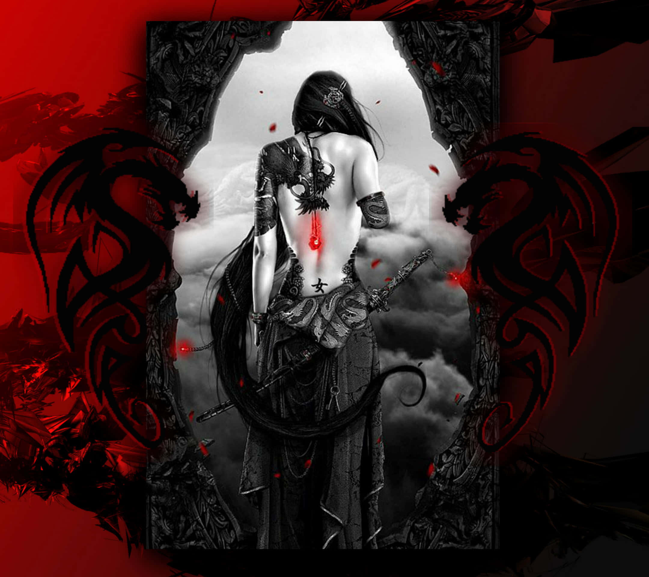 Gothic Costumes 桌布 壁紙 — 一位帶有紋身和劍的女戰士，站在華麗的大門框內，背景是暴風雨的天空，周圍環繞著紅色龍紋。