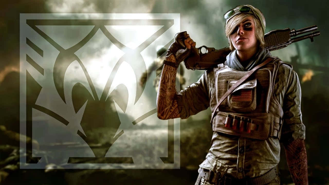 Rainbow Six Siege Valkyrie 桌布 壁紙 — 一位帶有紋身和護目鏡的堅毅女兵，在煙霧瀰漫的戰場背景下，手持霰彈槍，背後有發光的部落標誌。
