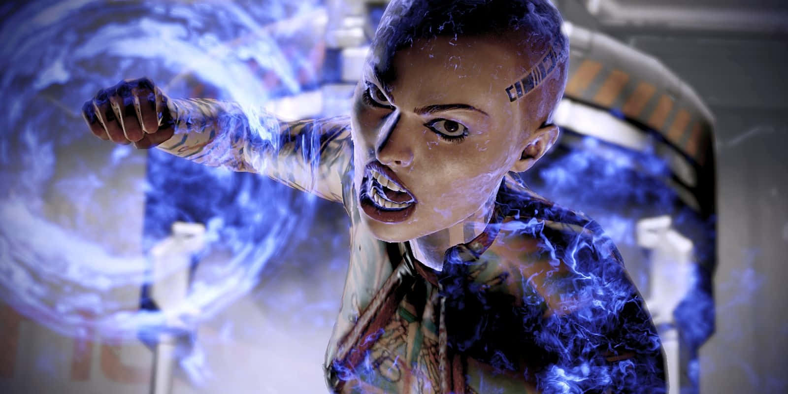 Mass Effect Jack 桌布 壁紙 — 一位帶有紋身的兇猛賽博龐克女性，正在高科技實驗室中引導發光的藍色能量。
