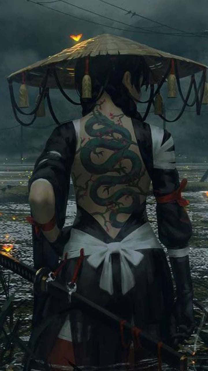 Female Samurai 桌布 壁紙 — 一位帶有綠色龍紋身的武士戰士，戴著草帽，手持武士刀，站在雨中。