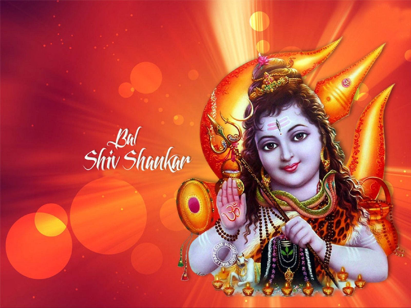 shiv shankar HD 桌布 壁紙 — 一位帶有金色角和華麗珠寶的神聖兒童神祇，從帶有散景燈光的發光紅色背景中散發光芒。