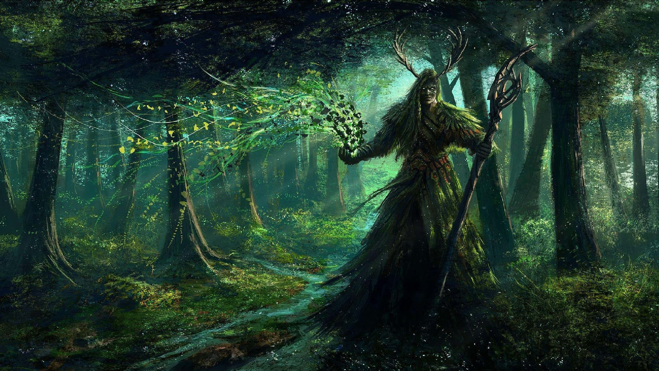 Sorcerer 桌布 壁紙 — 一位帶有鹿角及法杖的神秘森林精靈，站立於霧氣瀰漫的綠色林地中，被發光的藤蔓和古樹環繞。