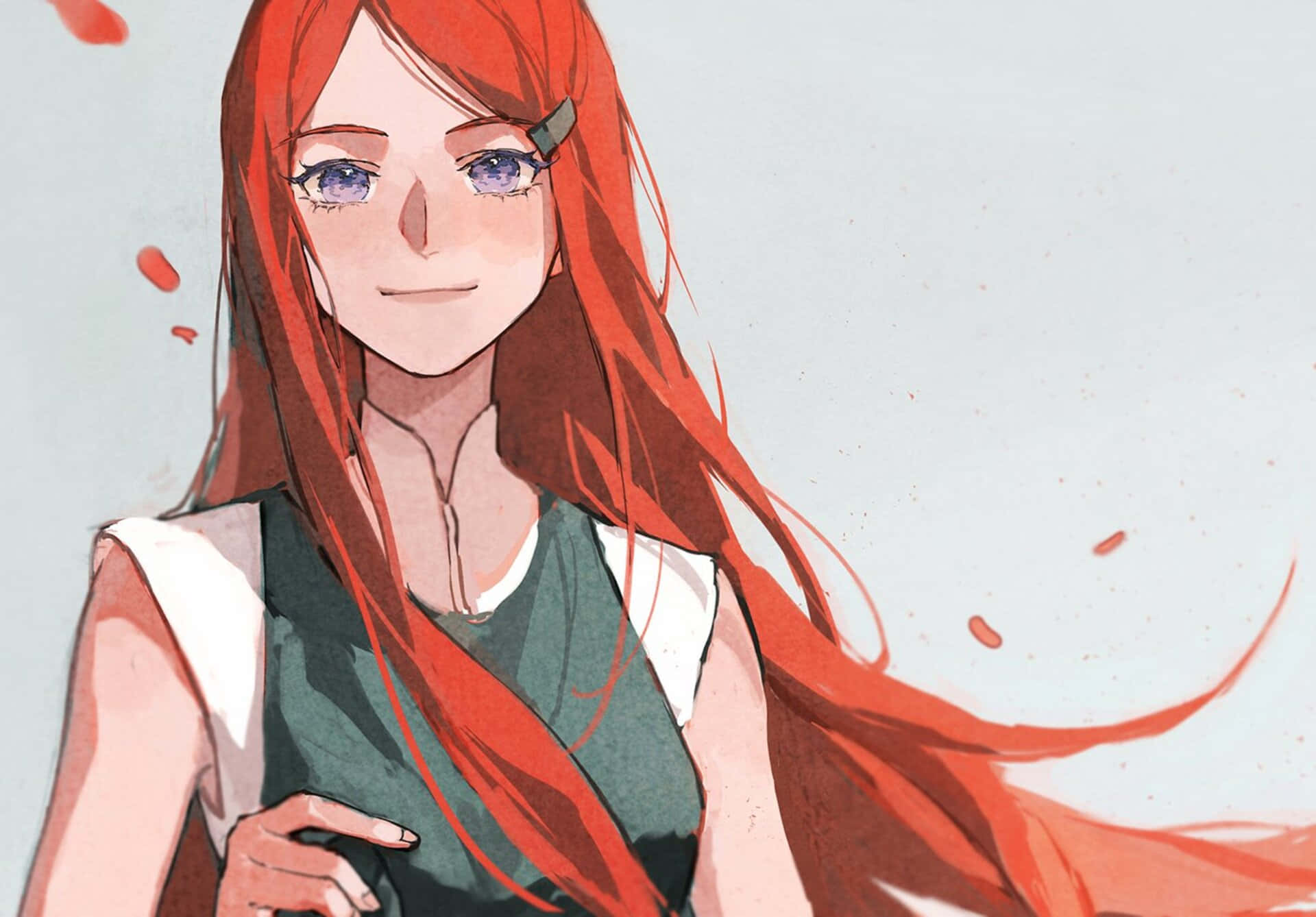 Kushina Uzumaki 桌布 壁紙 — 一位平靜的動漫女孩，擁有飄逸的紅髮和紫色眼睛，在柔和的灰色背景上，伴隨著飄浮的紅色花瓣，溫柔地微笑。
