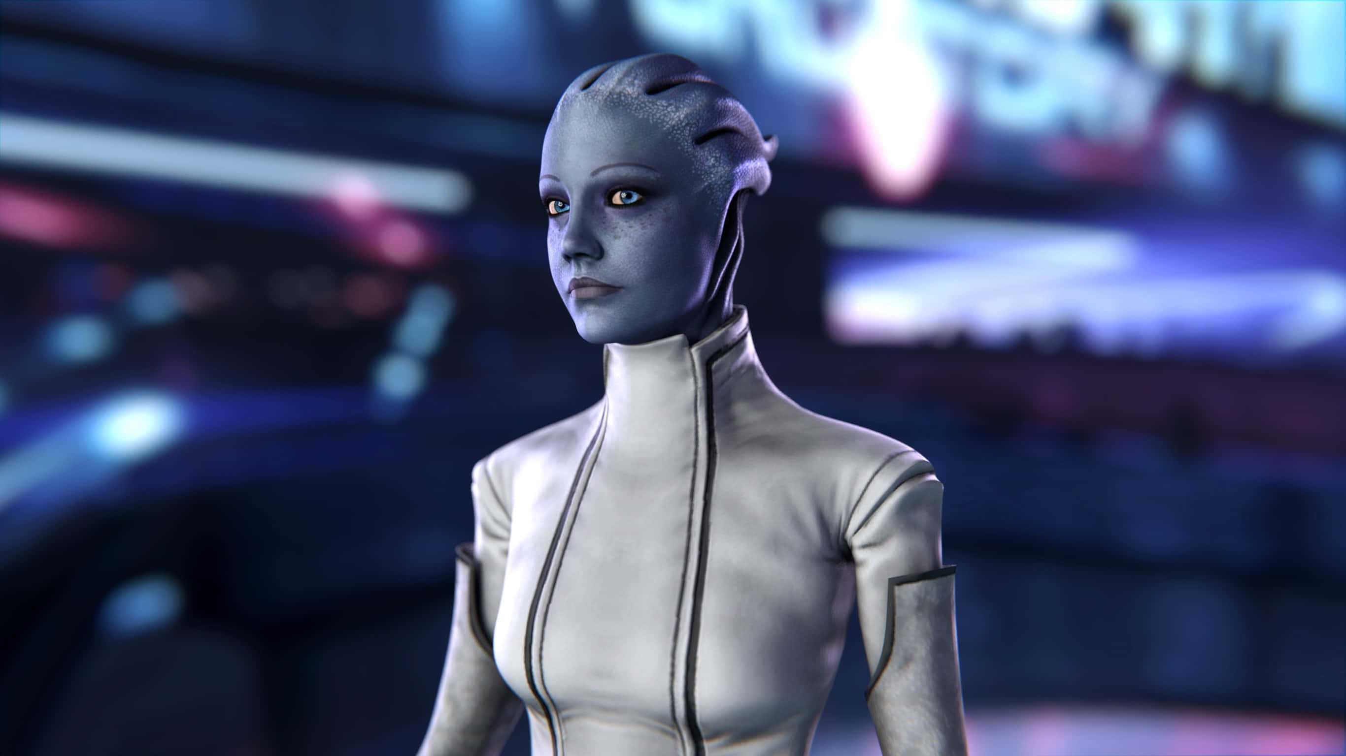 Liara T'soni 桌布 壁紙 — 一位平靜的外星女性，擁有藍色皮膚和發光的眼睛，站在充滿霓虹燈光的未來城市景觀中。