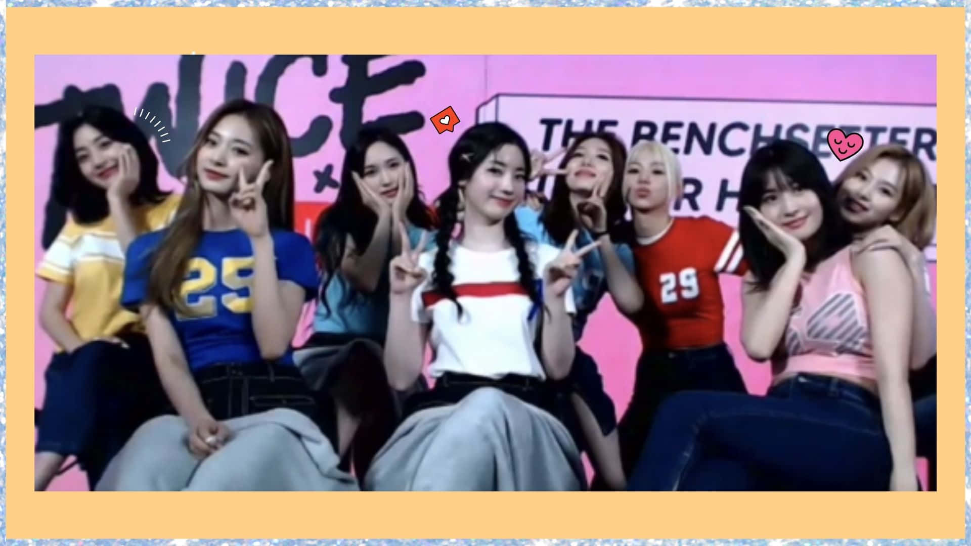 七位K-pop女孩在帶有「TWICE」品牌的粉紅色舞台上快樂地擺姿勢。