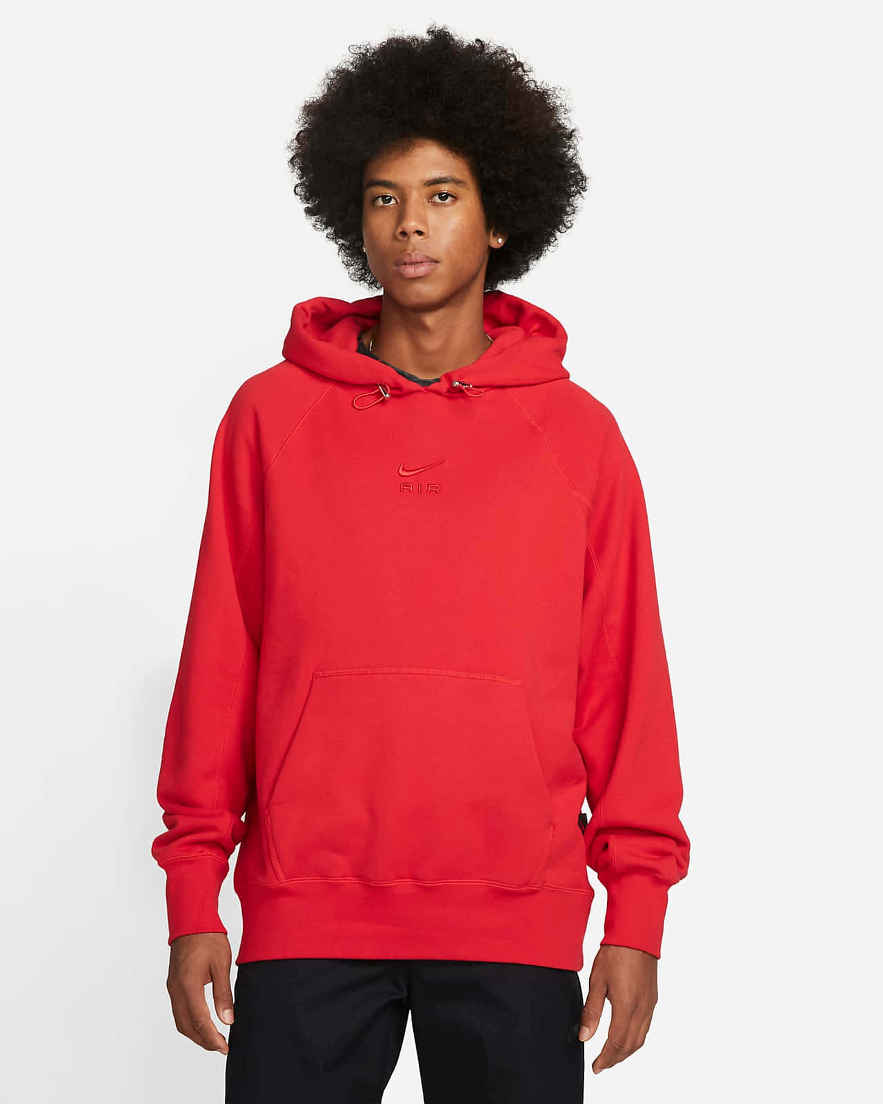 Red Hoodie 桌布 壁紙 — 一位年輕人有著大爆炸頭，在純白背景前穿著鮮紅色Nike連帽衛衣。
