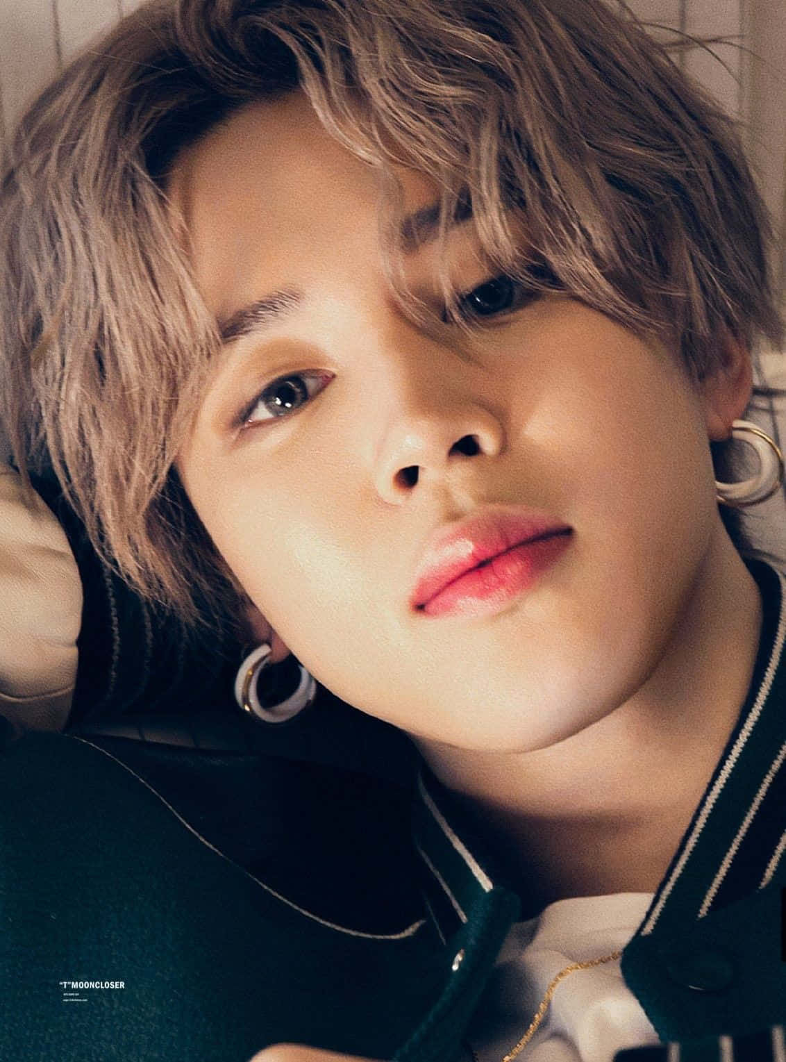 Bts Endorsements 桌布 壁紙 — 一位年輕人的特寫肖像，一頭凌亂的金髮，戴著大圈耳環，溫柔地凝視著鏡頭。