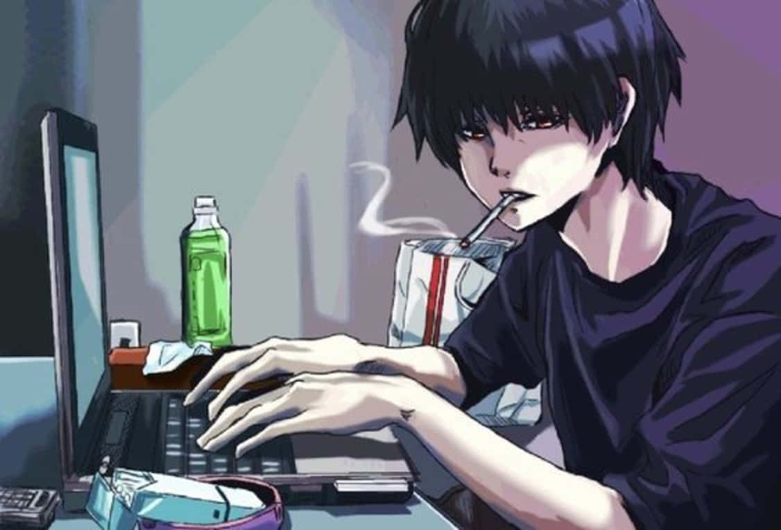 一位年輕動漫男孩專注於電腦工作 壁紙 — 一個深色頭髮的動漫青少年在昏暗的房間裏抽煙，同時在筆記本電腦上打字，附近有一個綠色瓶子。