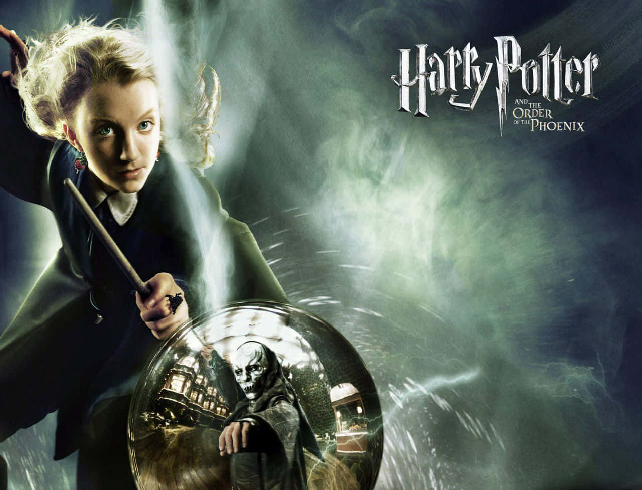 The Order Of Phoenix 桌布 壁紙 — 一位年輕女巫舉起魔杖施法，綠色魔法能量在她周圍旋轉，一個骷髏臉的人物出現在反射球體中。