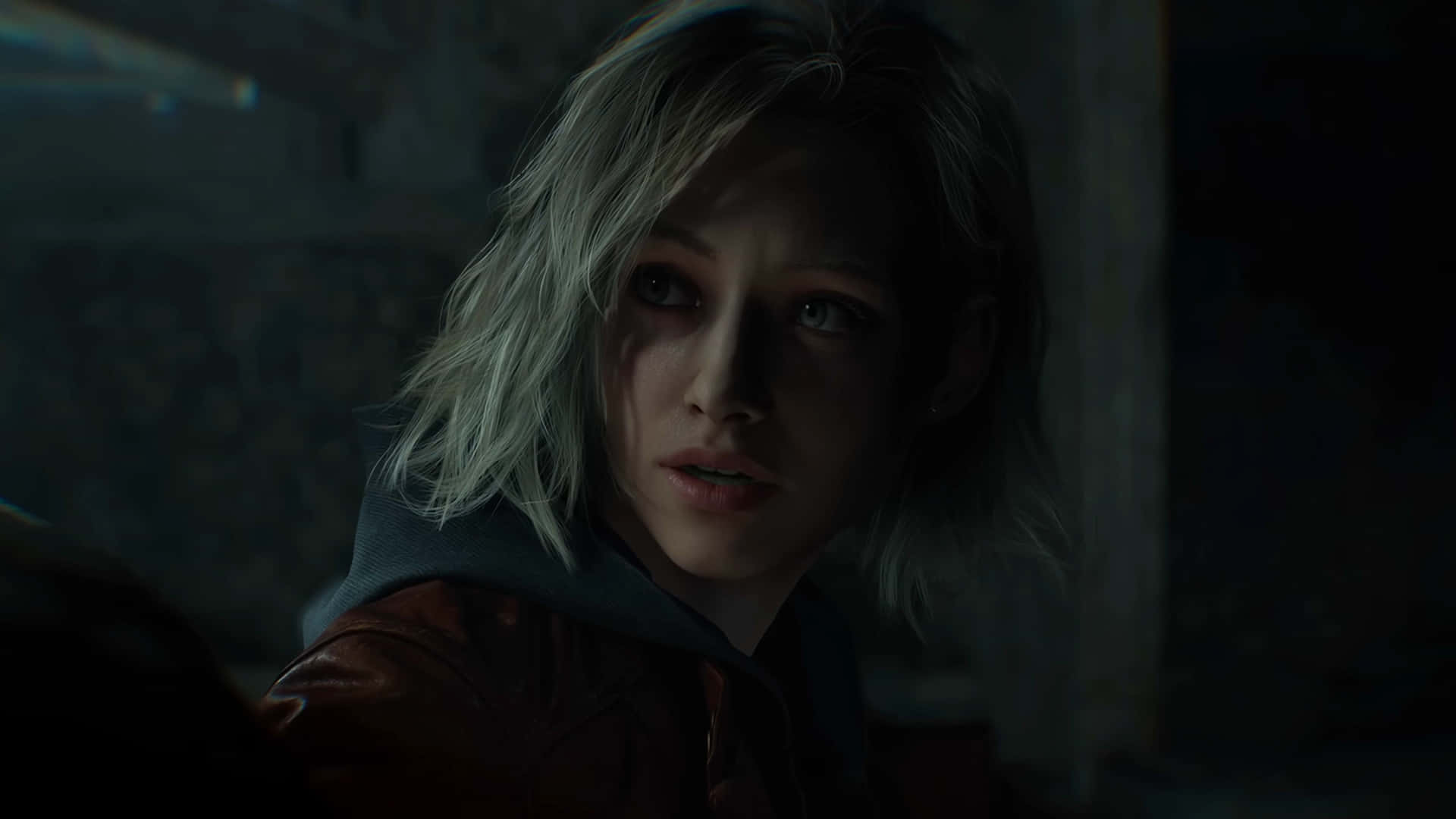 Resident Evil Requiem Grace Ashcroft Closeup 壁紙 — 一位年輕女性，淡金色頭髮，大眼睛，在昏暗骯髒的城市小巷中凝視著。