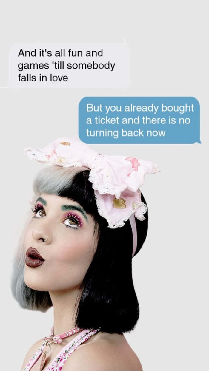 Melanie Martinez 桌布 壁紙 — 一位年輕女性，銀黑髮色，戴著粉紅色花卉頭帶，向上仰望，文字氣泡談論著愛情與不可逆轉的選擇。