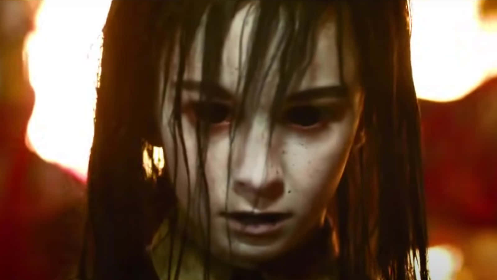 Silent Hill Characters 桌布 壁紙 — 一位年輕女性嘅特寫，佢有濕透嘅深色頭髮同強烈嘅眼神，背景係火橙色。
