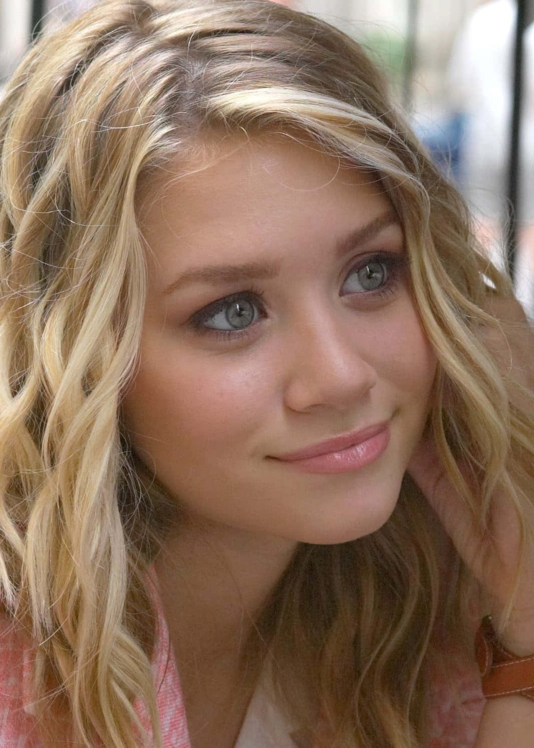 Mary Kate Olsen 桌布 壁紙 — 一位年輕女性嘅特寫肖像，佢有波浪形金髮同藍色眼睛，對住鏡頭溫柔咁微笑。