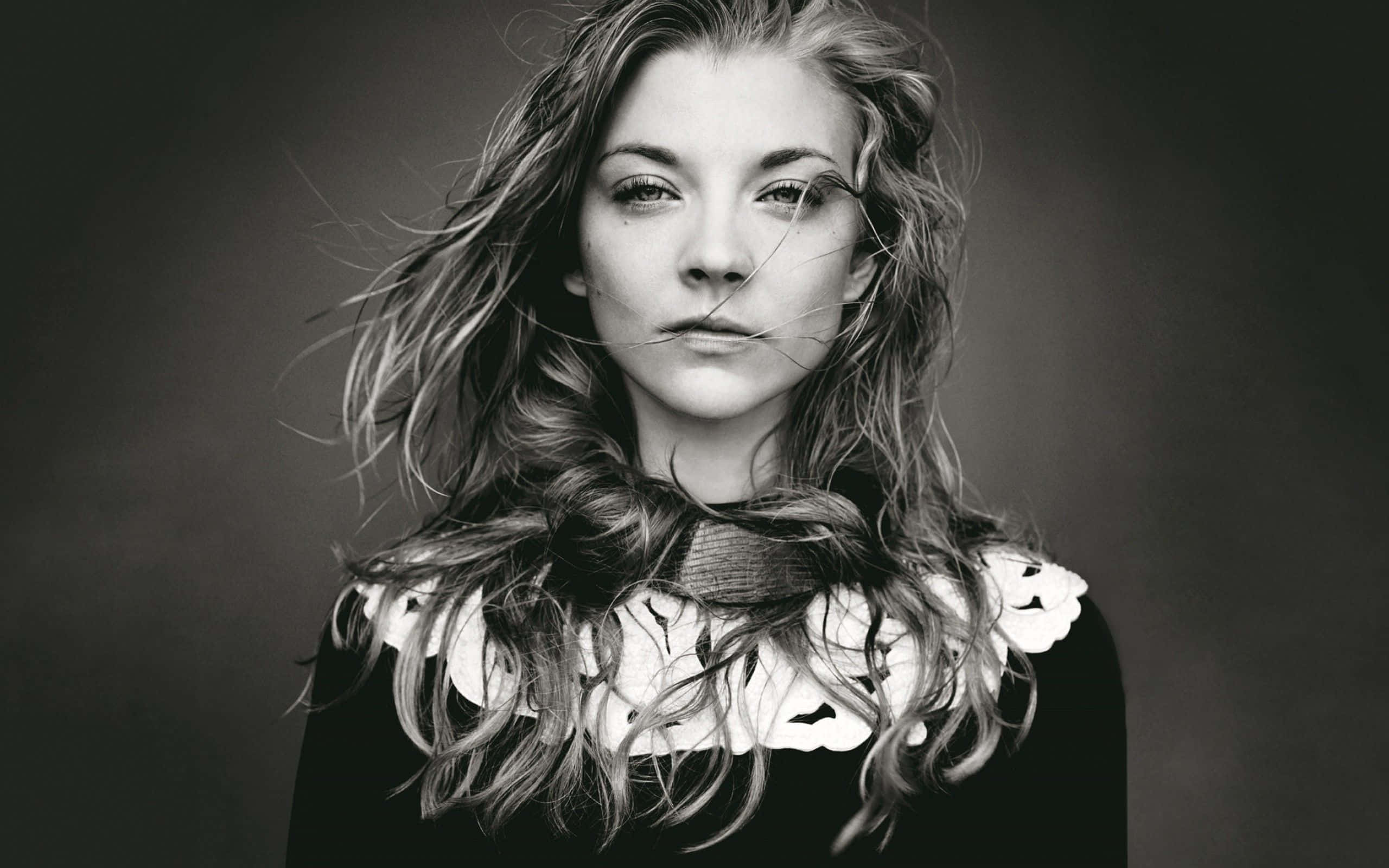 natalie dormer 桌布 壁紙 — 一位年輕女性嘅黑白肖像，頭髮被風吹亂，著住蕾絲領，直視鏡頭。