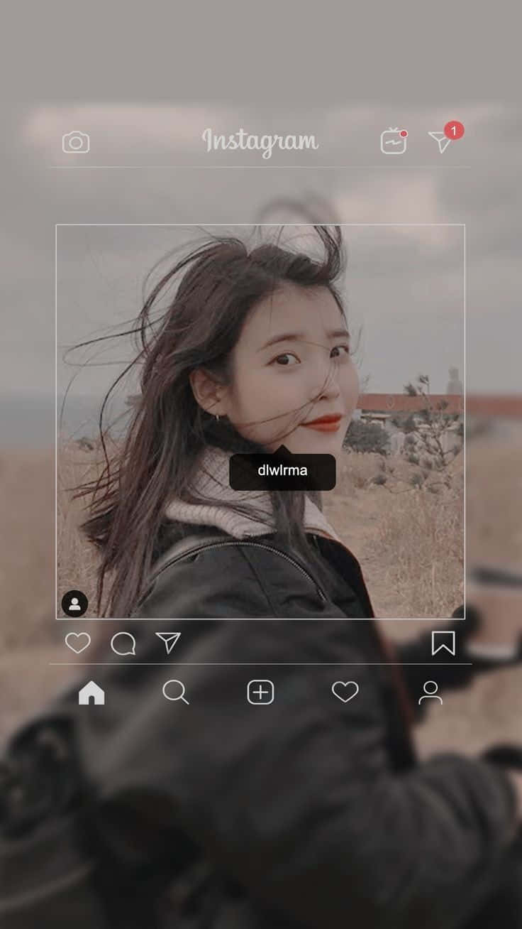 Aesthetic Korean 桌布 壁紙 — 一位年輕女性在陰天靠近海岸懸崖的地方自拍，風吹動她的頭髮，她溫柔地微笑。