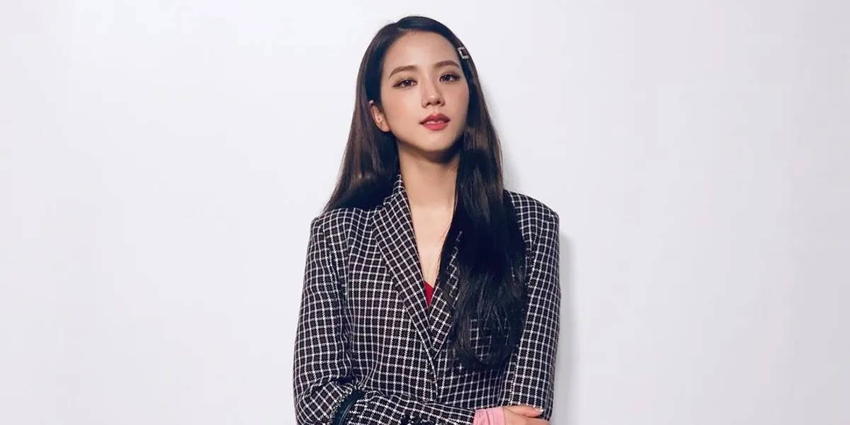 Jisoo Burberry 2020 壁紙 — 一位年輕女性留著深色長髮，身穿黑白格紋西裝外套，背景是純白色。