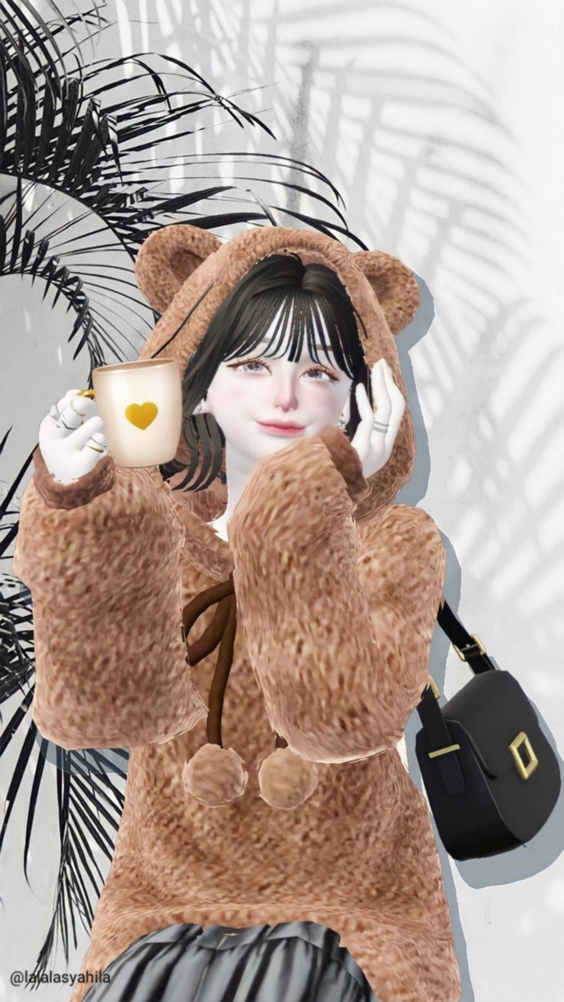 phone girl 桌布 壁紙 — 一位年輕女性穿著毛絨絨的棕色小熊連帽衫，手持一個有心形圖案的杯子，背景是棕櫚葉和柔和的陰影。