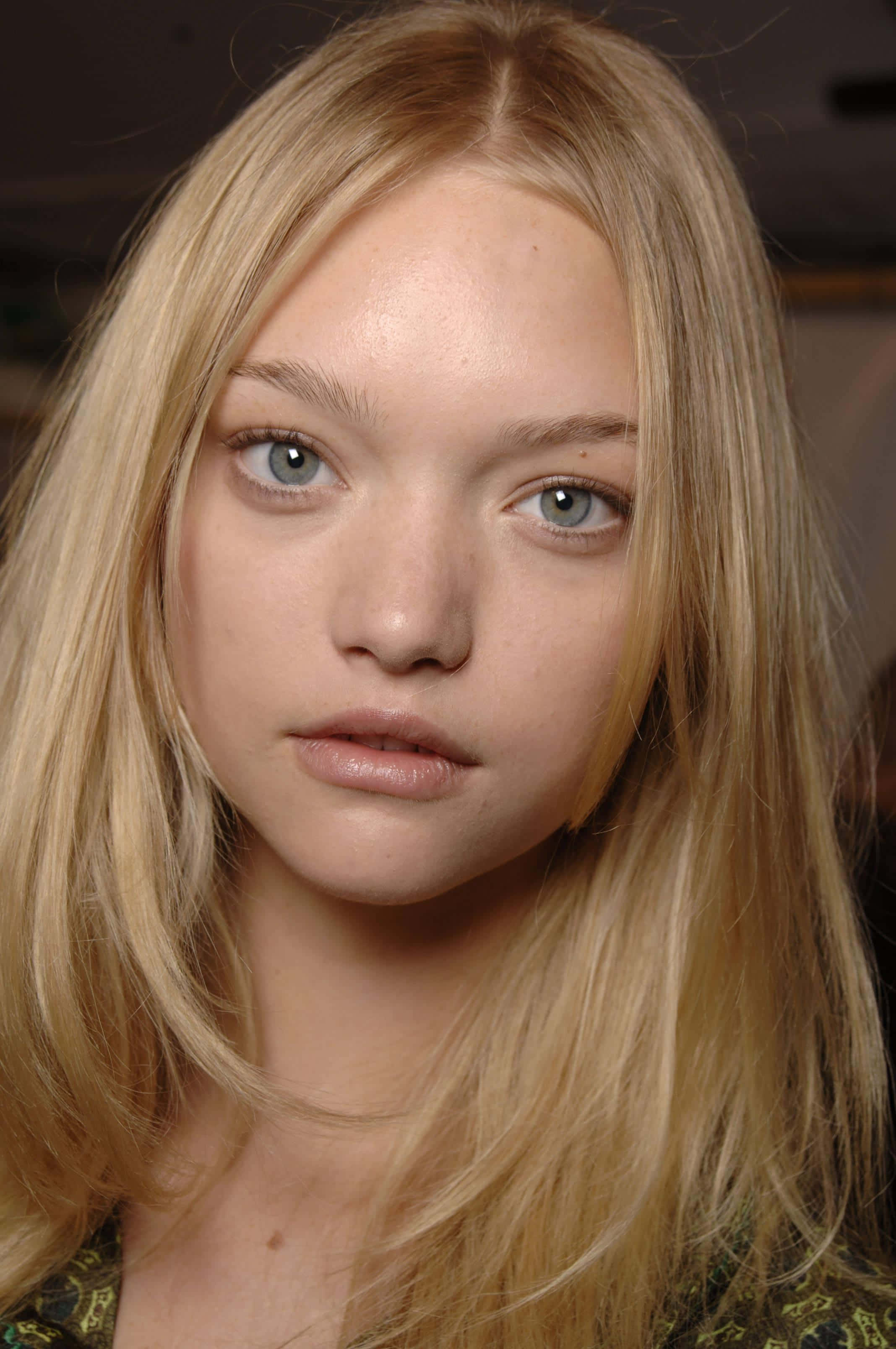Gemma Ward 桌布 壁紙 — 一位年輕女性長金髮和引人注目的藍眼睛直視鏡頭的近距離肖像。