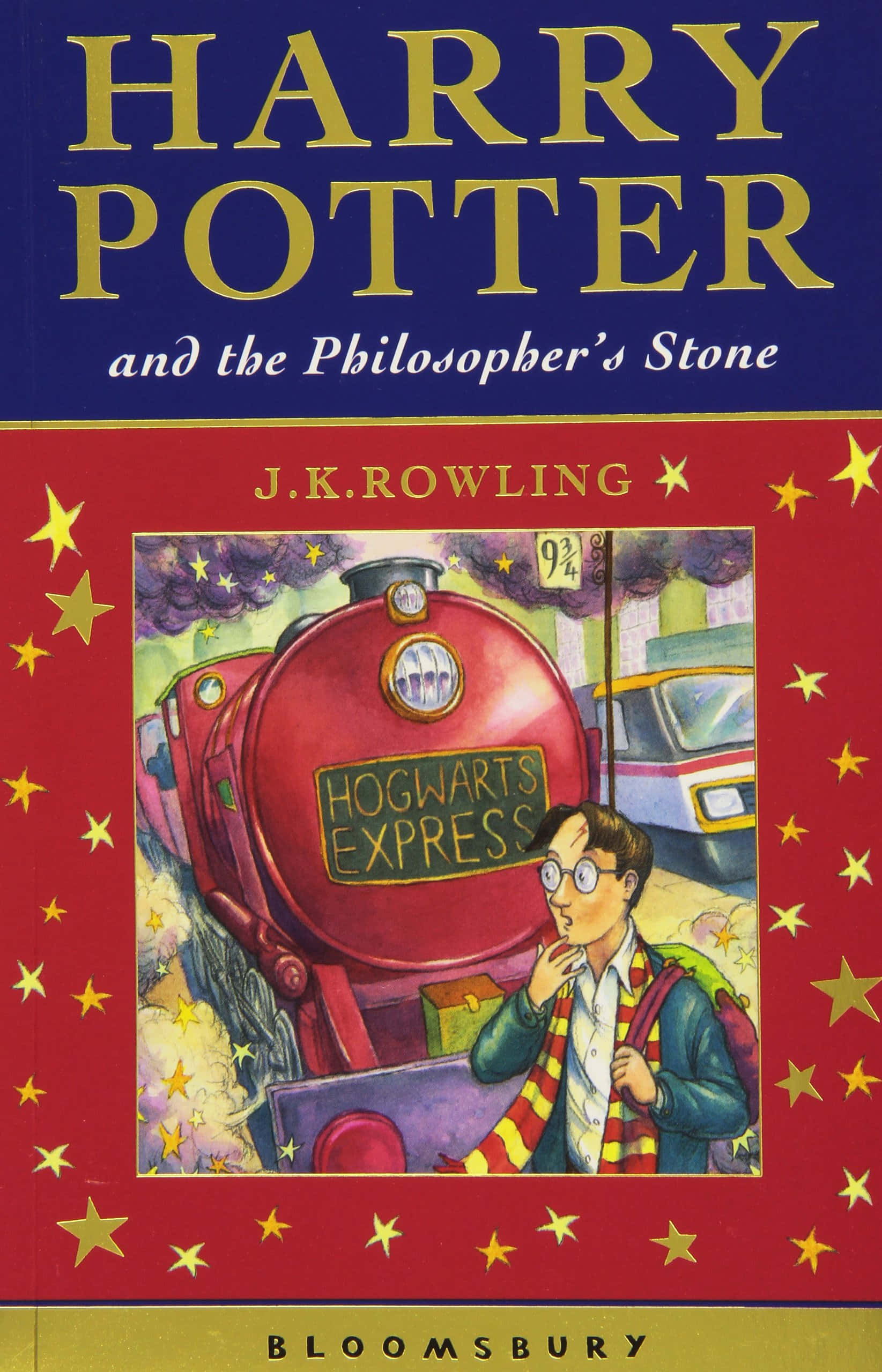The Philosopher's Stone 桌布 壁紙 — 一位年輕巫師戴著條紋圍巾，站在星空下標誌性的紅色霍格華茲特快列車旁。