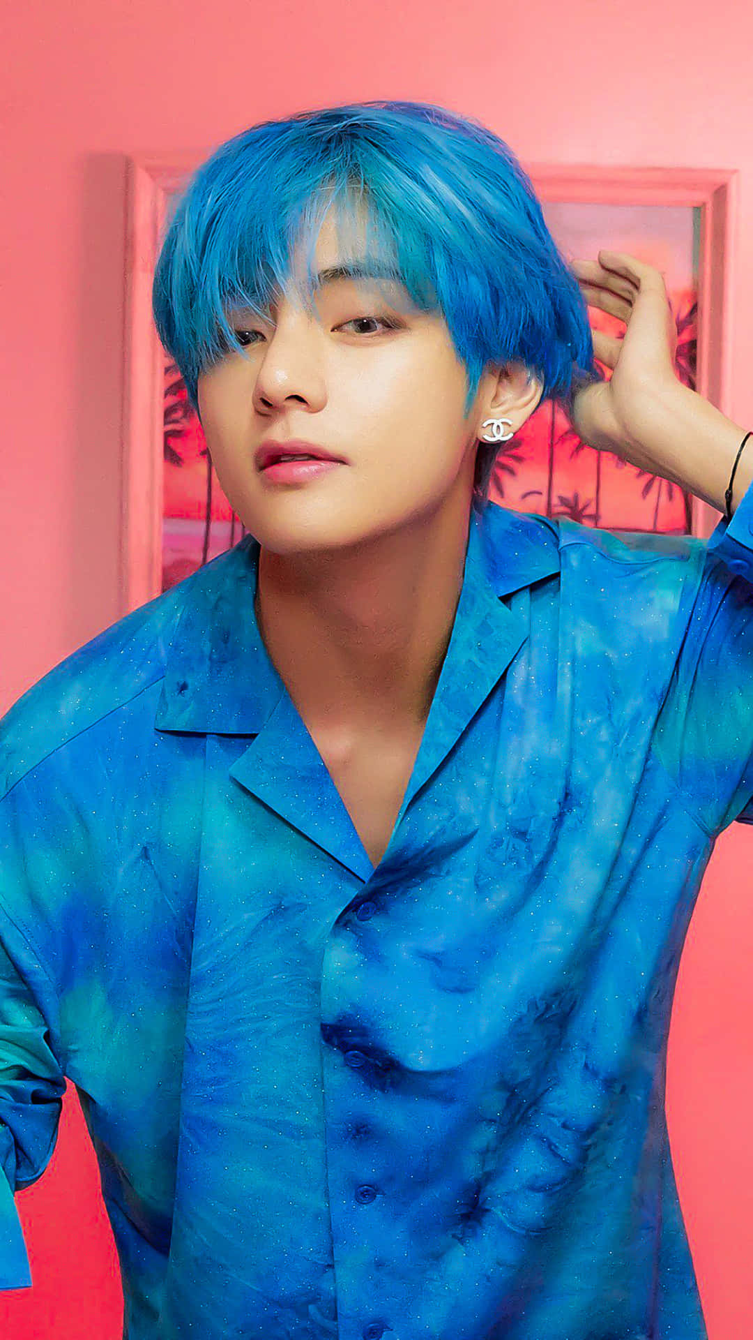 Taehyung Cute 桌布 壁紙 — 一位年輕男子擁有充滿活力的藍色頭髮和相配的紮染襯衫，在帶有框畫的醒目粉紅色牆壁前擺姿勢。