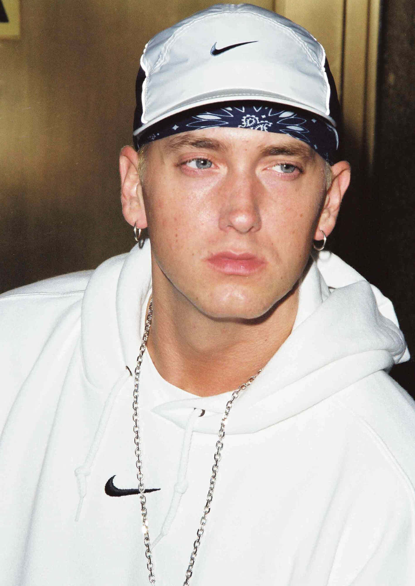 Eminem 桌布 壁紙 — 一位年輕男性的特寫肖像，戴著白色Nike帽和連帽衫，配以藍色頭巾和銀色鏈條項鍊。