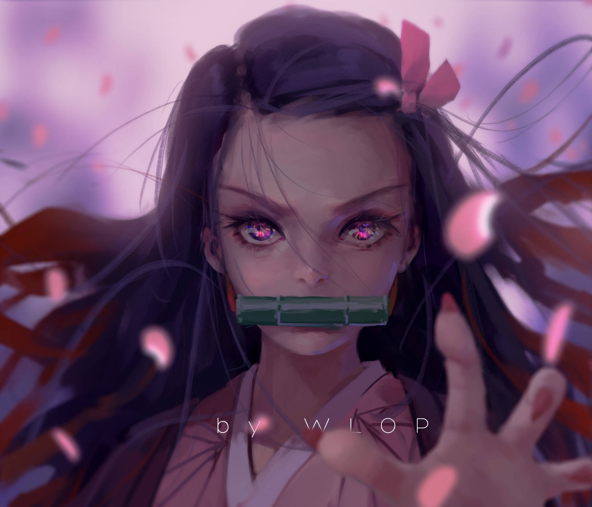Demon Slayer Nezuko Cute Face 壁紙 — 一位年輕的動漫女孩，擁有發光的粉紅色眼睛和用紅色蝴蝶結綁著的深色頭髮，嘴裡含著一個綠色竹製口塞，櫻花在她周圍飄落。