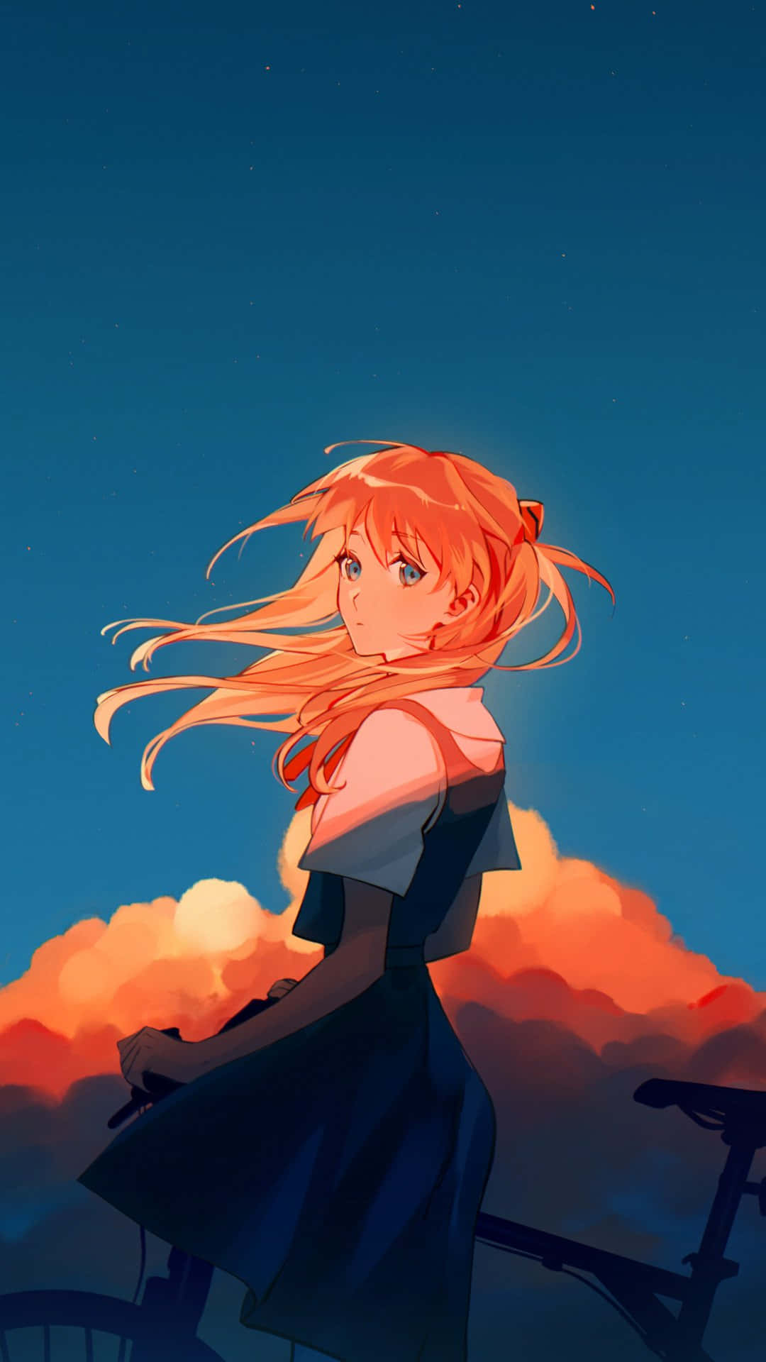 Asuka Langley Soryu 桌布 壁紙 — 一位年輕的動漫女孩，擁有飄逸的橙色頭髮，在充滿活力的日落天空和發光的雲彩背景下騎著自行車。