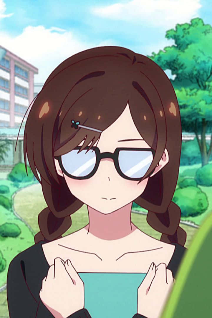 Chizuru Maihara 桌布 壁紙 — 一位年輕的動漫女孩，棕色辮子頭髮，戴著眼鏡，站在明亮的公園戶外。