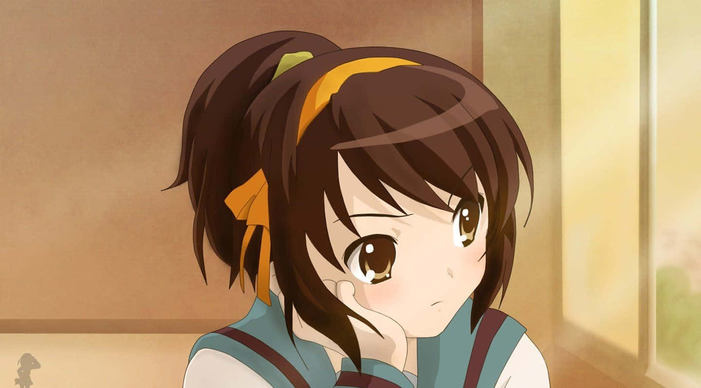 The Melancholy Of Haruhi Suzumiya 桌布 壁紙 — 一位年輕的動漫女孩，棕色頭髮，繫著黃色蝴蝶結，在溫暖的房間裡托腮沉思。