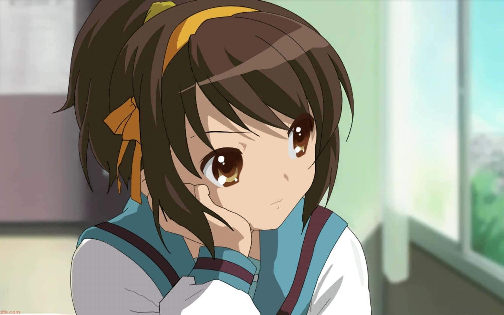 Haruhi Suzumiya 桌布 壁紙 — 一位年輕的動漫女孩，棕色頭髮，繫著黃色絲帶，在明亮的窗邊托腮沉思。