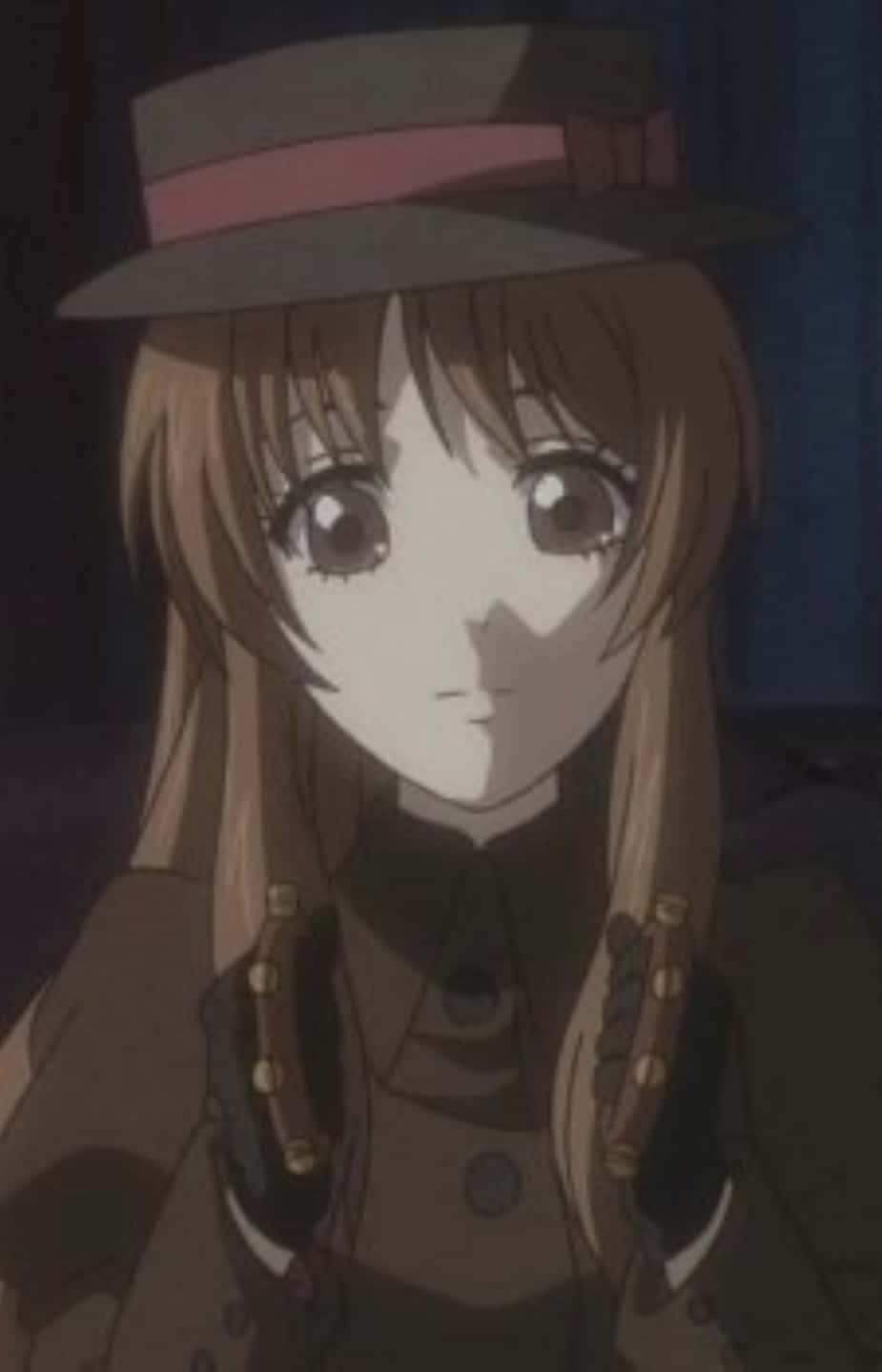 Black Butler Paula 桌布 壁紙 — 一位年輕的動漫女孩，棕色頭髮和大眼睛，戴著灰色帽子和粉紅色絲帶，穿著深色外套和金色紐扣。