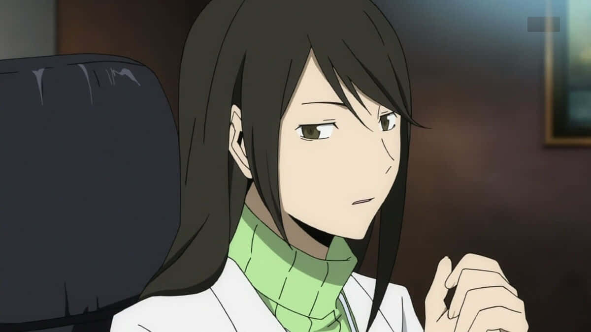 Namie Yagiri 桌布 壁紙 — 一位年輕的動漫女孩，深色頭髮，戴著綠色圍巾，坐在椅子上，在昏暗的房間裡若有所思。