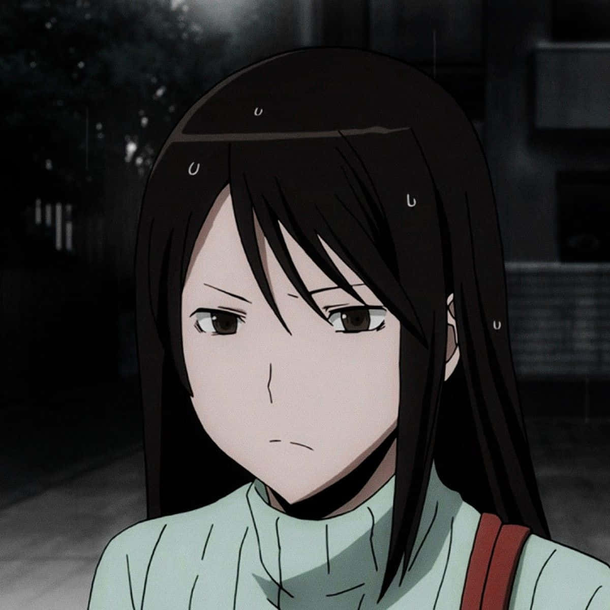 Namie Yagiri 桌布 壁紙 — 一位年輕的動漫女孩，深色頭髮，穿著淺色毛衣，站在雨中的城市夜景中，背景是模糊的建築物。