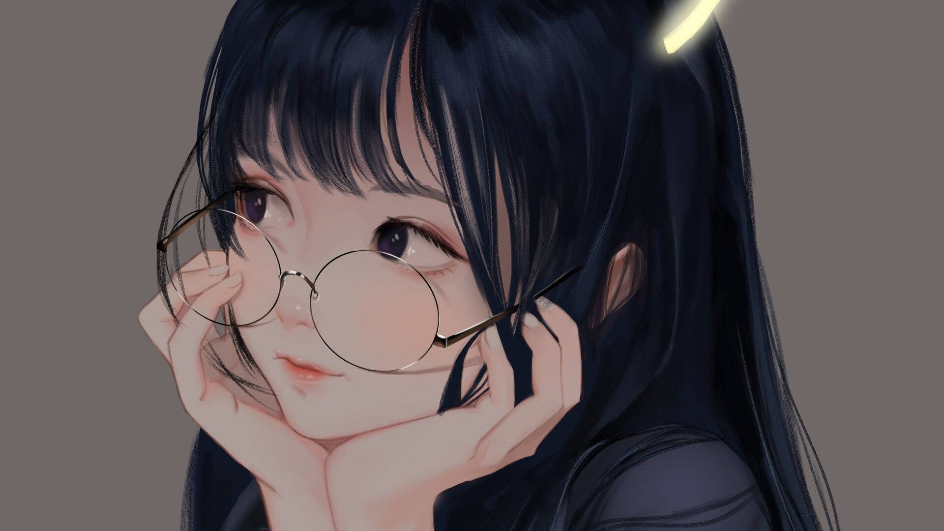  壁紙 — 一位年輕的動漫女孩，深色頭髮和圓形眼鏡，輕輕地拿著眼鏡，向上凝視，表情柔和。