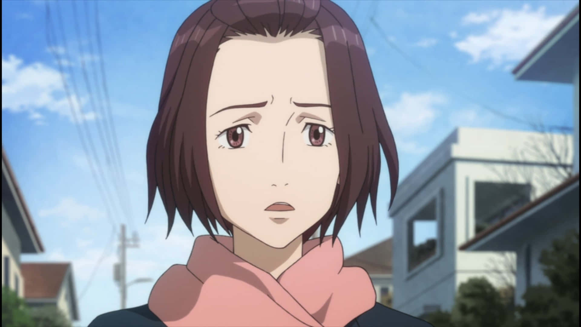 Parasyte 桌布 壁紙 — 一位年輕的動漫女孩，留著短棕髮，戴著粉紅色圍巾，在郊區街道背景下顯得很擔心。