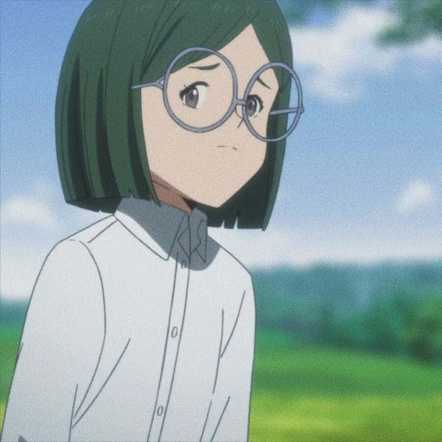 The Promised Neverland Gilda 桌布 壁紙 — 一位年輕的動漫女孩，留著綠色波波頭，戴著圓框眼鏡，在明亮的藍天和綠野中若有所思地望向一旁。