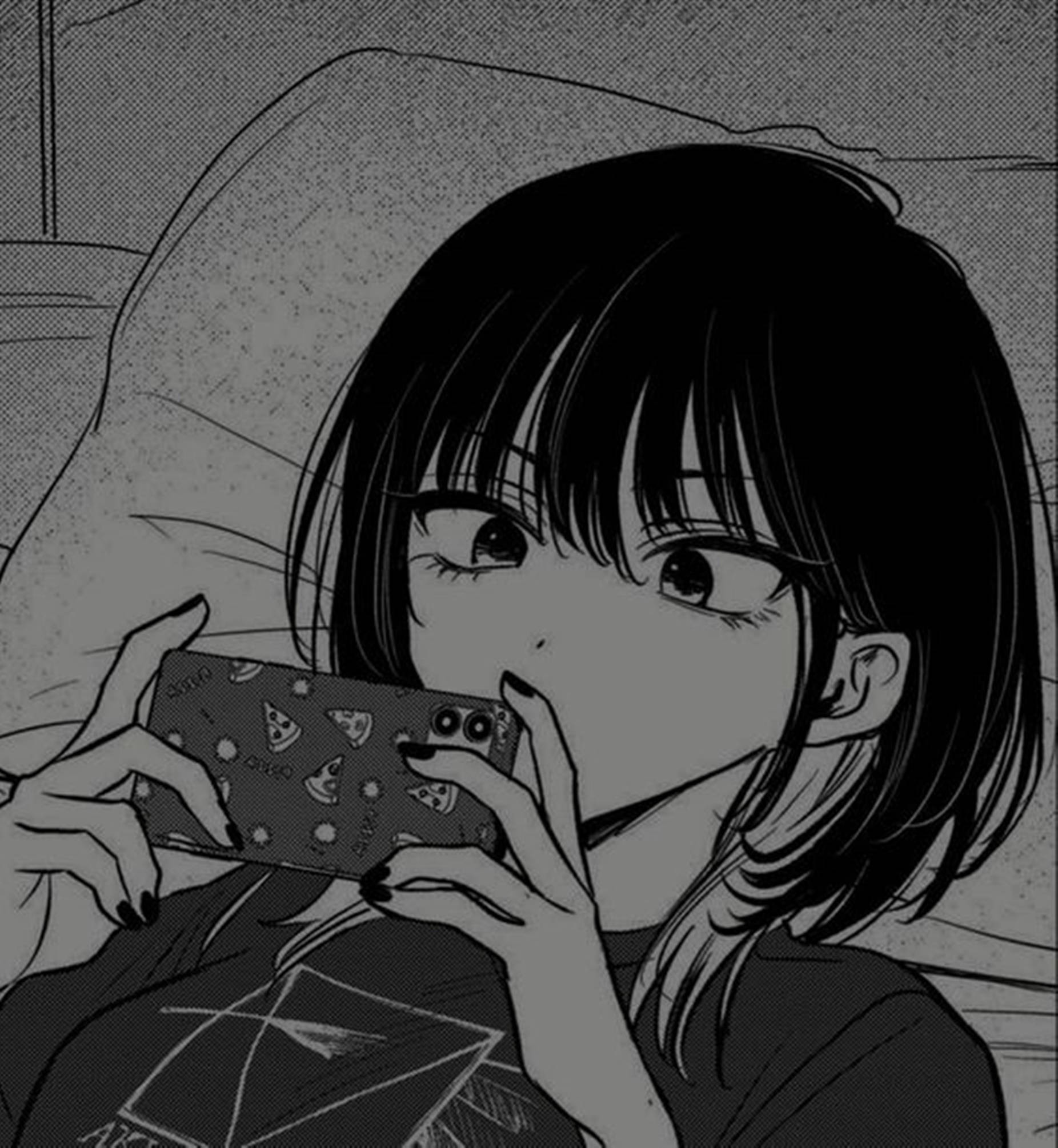 動漫女孩 桌布 壁紙 — 一位年輕的動漫女孩，短黑髮，拿著一個披薩主題的手機，躺在沙發上，以單色漫畫風格呈現。