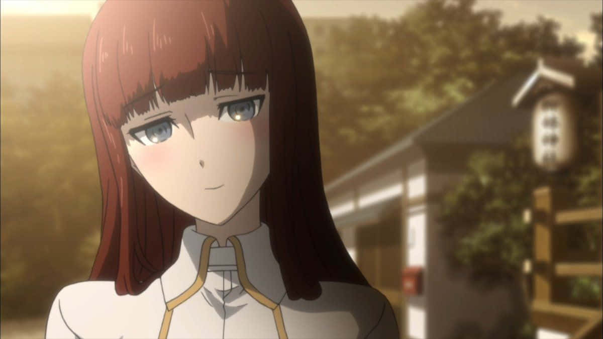 Kagari Shiina 桌布 壁紙 — 一位年輕的動漫女孩，紅髮藍眼，在陽光普照的戶外環境中，靠近傳統建築，溫柔地微笑。