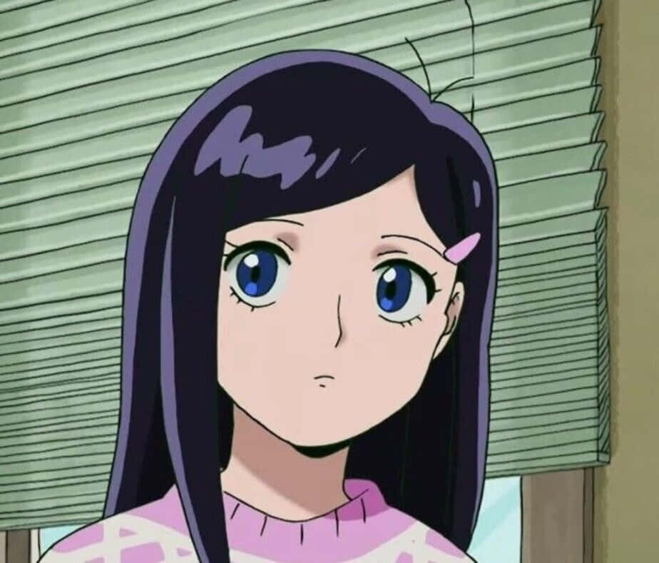 Tsubomi Takane 桌布 壁紙 — 一位年輕的動漫女孩，長著深色長髮和明亮的藍色眼睛，在綠色百葉窗前帶著柔和的表情向前看。