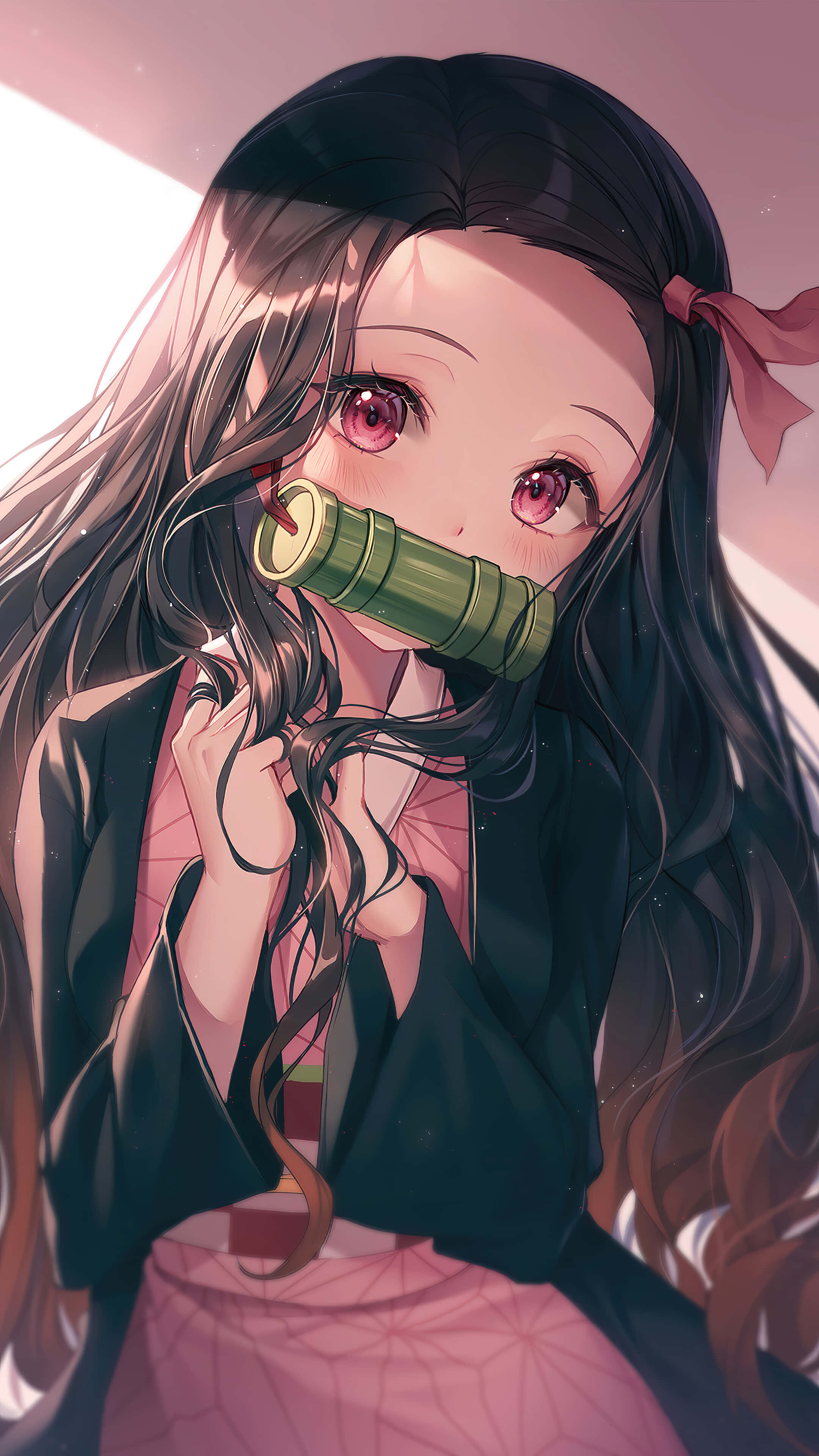 Kawaii Art 桌布 壁紙 — 一位年輕的動漫女孩，長著深色長髮和粉紅色眼睛，戴著竹製口塞，在柔和的粉紅色燈光下直視觀眾。
